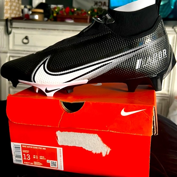 Great cleat at discounted price. NEVER WORN BRAND NEW!